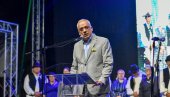 Na obeležavanju „Dana Dužijance“ gradonačelniku Bakiću u znak zahvalnosti predat hleb od novog žita