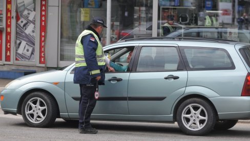 PIJAN, UDARIO U „MERCEDES“: Prekršajna prijava protiv vozača u Paraćinu