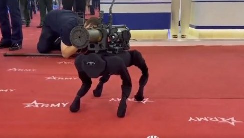 BUDUĆNOST RATOVANJA JE STIGLA: Kada ćemo videti terminatora? Roboti-psi prikazani na vojnim vežbama Kine i Kambodže (VIDEO)