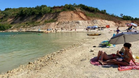 РИЗИЧНО КУПАЊЕ КРАЈ ЦЕМЕНТАРЕ: Рекултивација језера код Сремске Митровице није препрека бројним посетиоцима