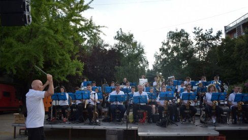 ISPRED GRADSKE KUĆE U KIKINDI: Koncert Omladinskog duvačkog orkestra Srbije