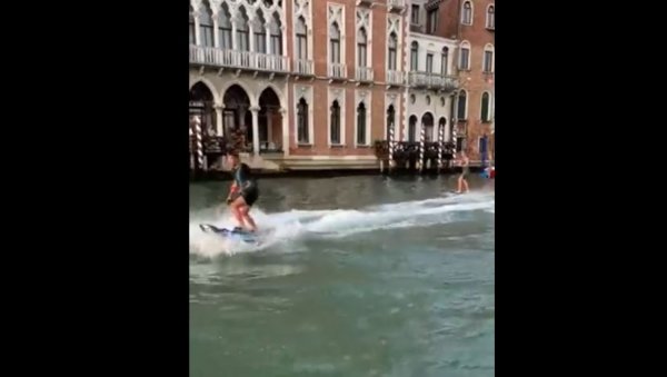 ГДЕ ЈЕ ГРАНИЦА ГЛУПОСТИ? Градоначелник Венеције води на вечеру оне који му помогну да открије „два идиота“ који су сурфовали каналом (ВИДЕО)
