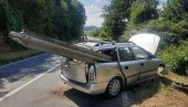 SREĆOM NEMA POGINULIH: Nesvakidašnja saobraćajna nesreća kod LJiga, zaštitna ograda probila automobil! (FOTO)