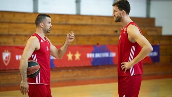 ЦРВЕНО-БЕЛА ПОРОДИЦА: Кошаркаши Звезде стигли на стадион да пруже подршку фудбалерима пред најважнији меч