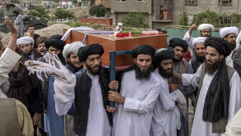 УБИЈЕНИ УСРЕД ВЕЧЕРЊЕ МОЛИТВЕ: Бомбаш самоубица усмртио више десетина људи у џамији у престоници Авганистана Кабулу