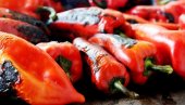 Oljuštite pečene paprike za MINUT: Trik koji će DOMAĆICAMA olakšati pripremu AJVARA