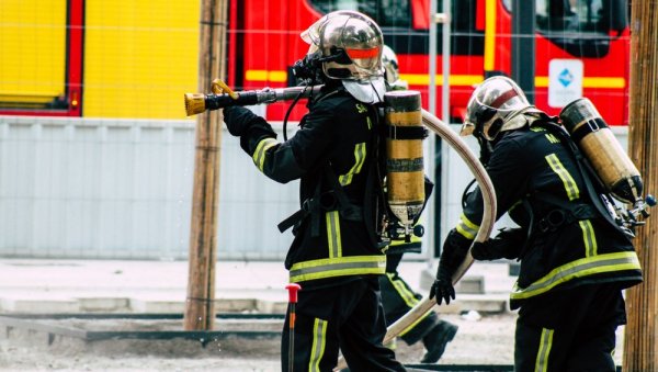 УХАПШЕН ВАТРОГАСАЦ ПИРОМАН: Француском поново букте већ угашени пожари, зомби жаришта направила хаос