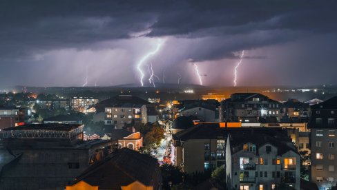 SUPERĆELIJSKA OLUJA HRLI KA BEOGRADU: Jak grmljavinski sistem ide i ka još jednom delu Srbije