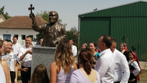 ВЕК ПОСТОЈАЊА СТАЈИЋЕВА: Откривен споменик Сави Стајићу, оснивачу села (ФОТО)