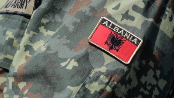 ШТА ЋЕ БИТИ СА УХАПШЕНИМ РУСИМА И УКРАЈИНЦЕМ? Фотографисали војни објекат у Албанији, прети им дугогодишња робија