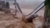 ZA TRI DANA STRADALO 40 OSOBA: Poplava u Indiji - voda rušila mostove (VIDEO)
