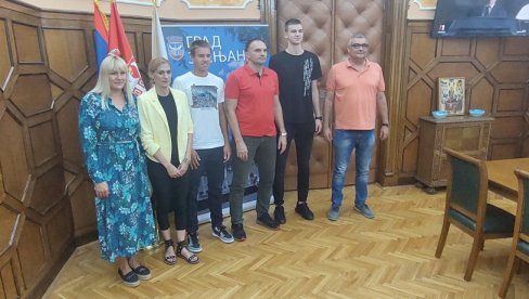 ПРИЈЕМ ЗА БРОНЗАНОГ КОШАРКАША И ТЕНИСКОГ ШАМПИОНА СРБИЈЕ: Градоначелник Зрењанина угостио младе спортисте