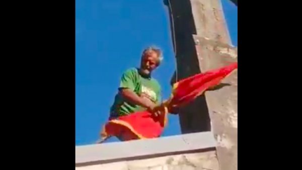 НЕЋУ ДА ЈЕ УНИШТАВАМ, АЛ ОВО ЈЕ ЗЛО ШТО РАДЕ: Грађани скидају црногорске заставе са цркава (ВИДЕО)