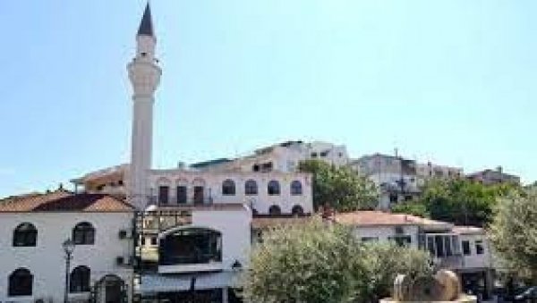 ПОКУШАЈ ПЉАЧКЕ БОГОМОЉЕ: На мети малолетника џамија у Улцињу