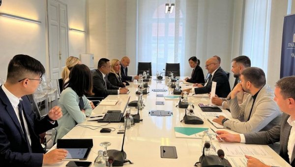 ВУЧЕВИЋ СА ПРЕДСТАВНИЦИМА ПЕКИНШКЕ КОМПАНИЈЕ: Међу бројним успешним пројектима познати су и по дизајну и изградњи првог метроа у Кини