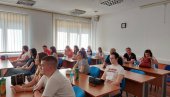 СТИПЕНДИЈЕ ЗА НАЈБОЉЕ: Уговоре са Општином Источна Илиџа потписало 22 успешних студената и ученика