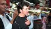 FOTO - HAVARIJA! Roker Bajaga devedesetih luduje uz narodnjake! Uleteo među trubače, kraj njega čuveni pevač: Čuka bije jače!