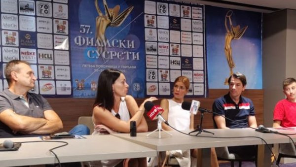 НЕ БРИНУ ЗА ГЛУМЦЕ, ПУБЛИКА КИСНЕ: Виктор Савић и Слобода Мићаловић оштро критиковали организаторе Филмских сусрета у Нишу