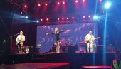 TORTA I APLAUZI PUBLIKE: Jelena Rozga na koncertu u Leskovcu proslavila rođendan