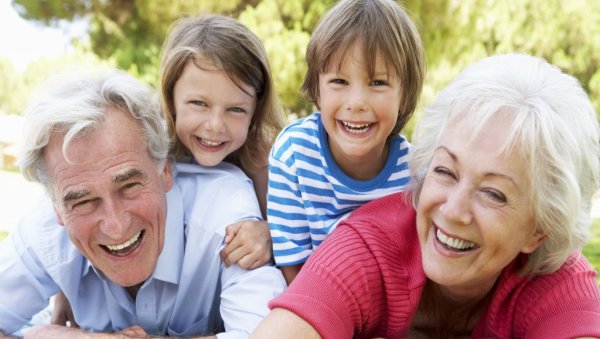 БАБЕ УЧЕ СТРПЉЕЊУ, А МАМЕ ВАСПИТАВАЈУ: Утицај старијих на одрастање деце има позитивне и нежељене ефекте, али родитељи су ти који одлучују