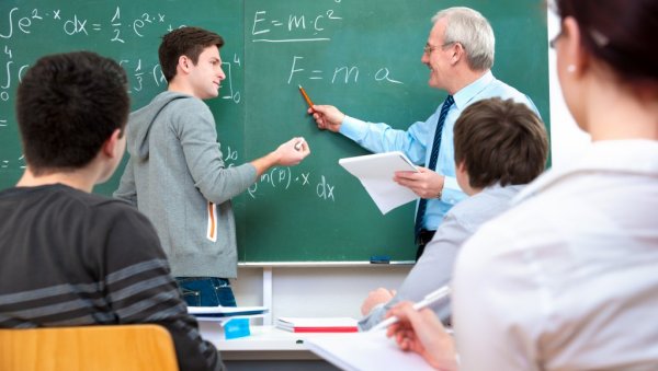 СОЦИОЛОГ, А ЂАКЕ УЧИО МАТЕМАТИКУ: Школе муче муку да пронађу наставнике физике, информатике, немачког и других страних језика