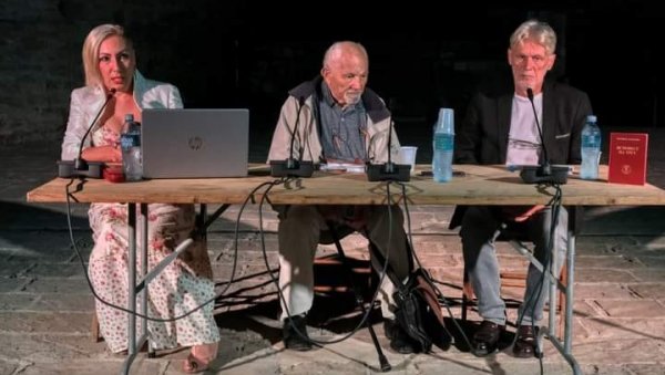 ВЕРА У ВИШИ СМИСАО ПОСТОЈАЊА: У Будви Миловану Данојлићу уручена Повеља Свети Стефан Штиљановић фестивала Ћирилицом