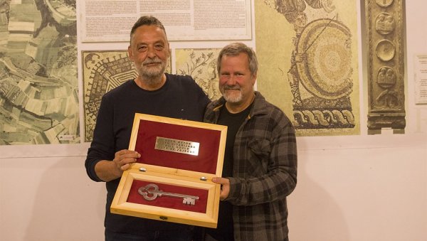 ПУБЛИКА И ФАНОВИ ДЕГУСТИРАЛИ РОКОНАЧЕЛНИКОВУ РАКИЈУ: Предајом кључева града Зајечара, званично отворена 55. Гитаријада