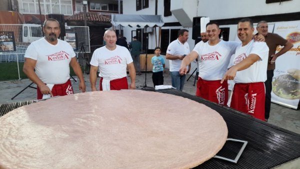 ПЉЕСКАВИЦА НАПРАВЉЕНА ОД 67,2 КИЛОГРАМА МЕСА: Стара екипа поставила нови рекорд на лесковачкој „Роштиљијади“