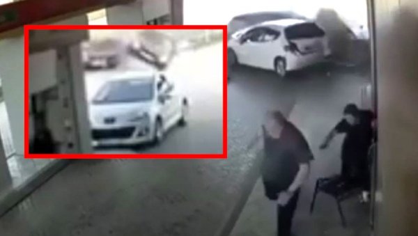 СНИМАК ЗАСТРАШУЈУЋЕ НЕСРЕЋЕ У ПРЊАВОРУ: Ауто летео кроз ваздух па се забио у пежо, људи бежали у страху (ВИДЕО)