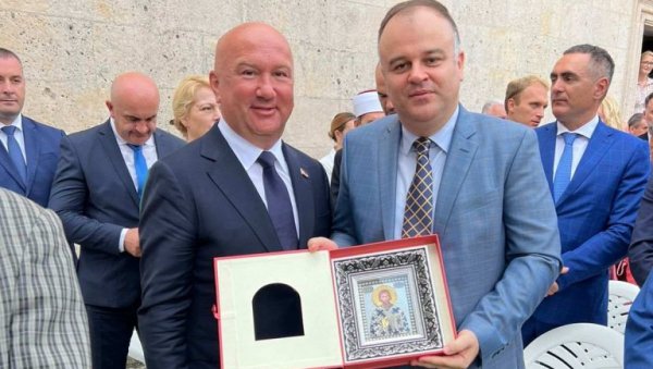 МИНИСТАР ПОПОВИЋ У ХЕРЦЕГ НОВОМ: Присуствовао литургији коју је служио патријарх Порфирије у манастиру Савина (ФОТО)