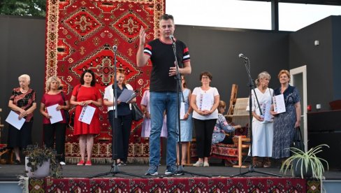 ĆILIM U PROTOKOLU: Piroćanci na Maloj sceni na zanimljiv način okončali trodnevni Festival ćilima