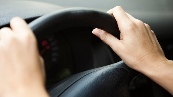 ПРЕЖИВЕЛА ЧАК 13 САОБРАЋАЈНИХ НЕСРЕЋА: Жена одустала од вожње, верује да има ПТСП за воланом