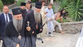 PATRIJARH PORFIRIJE U CRKVI NA TOPLOJ: Poglavar SPC i mitropolit Joanikije obišli svetinju i Andrićevu kuću (FOTO/VIDEO)