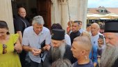 VERNI NAROD NA ULICAMA HERCEG NOVOG: Ispred crkve priređen veličanstven doček za patrijarha Porfirija (VIDEO)