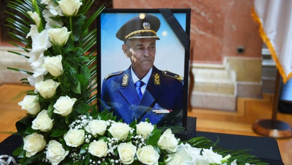 САХРАНА БОЖИДАРА ДЕЛИЋА: Породица и пријатељи се опраштају од генерала (ФОТО)