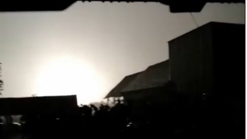 SNIMAK ZASTRAŠUJUĆEG UDARA GROMA: Snažan bljesak, pa totalni mrak nadomak Lajkovca (VIDEO)