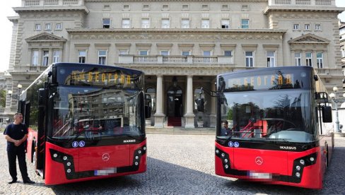 JAVNI PREVOZ U CRVENOM: Prema odluci skupštine, spoljašnjost gradskih autobusa, tramvaja i trolejbusa od 1. oktobra biće bez reklama