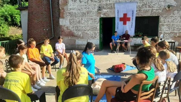 ТРОДНЕВНА ЕДУКАЦИЈА ДЕЦЕ ИЗ ПАРАЋИНА: Одржан камп подмлатка Црвеног крста