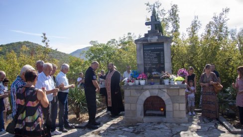 SEĆANJE NA ŽRTVE ODBRANE GRADA: Položeno cveće u spomen na borce Trebinjske brigade u Poljicu Petrovom kod Trebinja