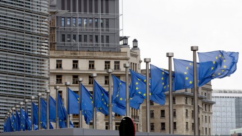 ЕУ билборде које су спремали за кампању, користиће за слање порука јединства, а опозиција и данас решена да изазове хаос