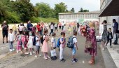 HIMNA NA POČETKU ŠKOLE, SVI UČENICI U KLUPAMA: Za oko 760.000 đaka osnovnih i srednjih škola u Srbiji sutra počinje nova školska godina