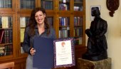 ТРИЈУМФ КРАТКЕ ПРИЧЕ: Ани Марији Грбић додељена награда Гроздана Олујић за књигу Срнећа леђа