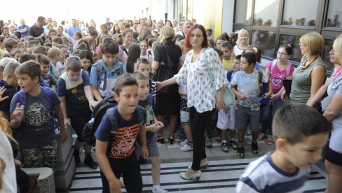NAJVIŠE PRVAKA U POSLEDNJIH 13 GODINA: U klupe beogradskih škola sutra će prvi put sesti 17.230 najmlađih đaka, 2.000 više nego 2010. godine