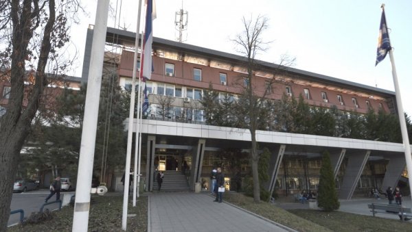 ДО ПРЕДСЕДНИКА САДА МОЖЕ БЕЗ ПОСРЕДНИКА: Први човек градске Општине Раковица Милош Симић свакодневно прима грађане