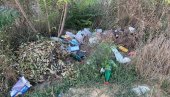 СМЕТЛИШТЕ И НА ОКРЕТНИЦИ МИНИБУСА 26Л: Упркос напорима чистоће, у насељу Војвода Влаховић стално ниче депонија
