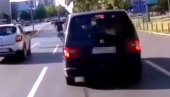 BIZARNI SNIMAK IZ NOVOG SADA: Čovek se zaustavio na semaforu, na kola se zaleteo mladić i zabezeknuo druge vozače (VIDEO)
