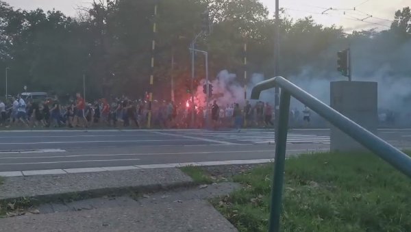 ВЕЛИКА ЦРВЕНО-БЕЛА КОЛОНА: Овако су навијачи Звезде дошли на 168. вечити дерби (ВИДЕО)