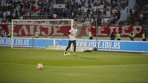 У ЧАСТ ЛЕГЕНДЕ: Вечити дерби почео минутом ћутања због Милутина Шошкића (ФОТО)