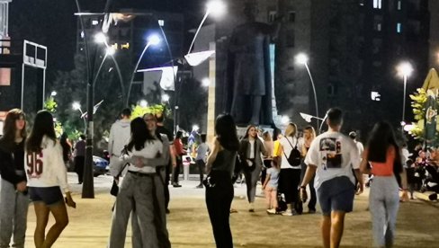 PRIŠTINA ZA PONOĆ NAJAVILA JEDNOSTRANU PRIMENU ODLUKE O TABLICAMA: Evo kakva je trenutna atmosfera u Kosovskoj Mitrovici (FOTO/VIDEO)