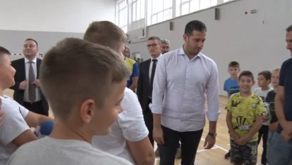 УДОВИЧИЋ ПОСЕТИО ОСНОВЦЕ У ОБРЕНОВЦУ: Спорт треба да буде доступан сваком детету у Србији